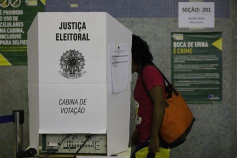 Entrar Com Celular Está Proibido Na Cabine De Votação Eleitor Pode