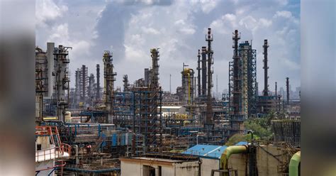 indian refiners hpcl mrpl buy  million barrels   west asia oil