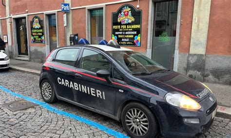 Blitz Dei Carabinieri Sequestrata La Catena Chiacchiere Nei Guai