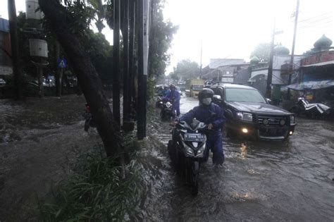 Jalan Di Cilincing Tergenang Banjir Usai Diguyur Hujan Deras