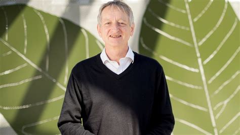 Ai Pioneer Geoffrey Hinton Says Its Threat To World May Be More Urgent