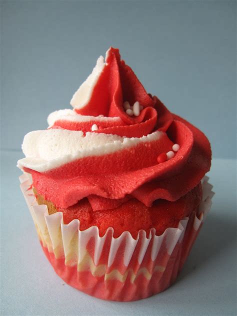 Red And White Cupcakes Cookies And Cups White Cupcake Recipes