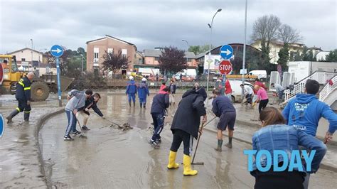 Benevento Scuole Chiuse E Ragazzi A Spalare Fango Ci Hanno Lasciati