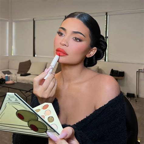 𝗞𝘆𝗹𝗶𝗲 𝗖𝗼𝘀𝗺𝗲𝘁𝗶𝗰𝘀 Kris Jenner Kardashian Jenner Kylie Jenner Makeup