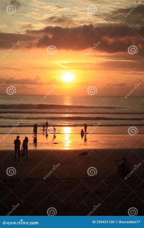 Reflejo De La Luz Dorada Del Atardecer En Kuta Beach Bali Indonesia