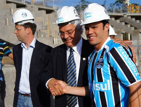 Com A 7 Capacete Escrito Gladiador Kleber Se Apresenta No Grêmio