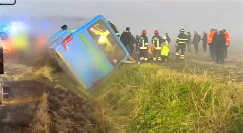 Terrore Sul Pullman Di Linea Il Mezzo Sbanda E Finisce Nel Fosso 15