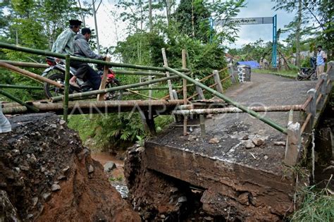 Jembatan Pedesaan Ambruk Antara Foto