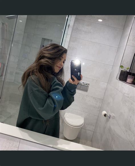 Brunette Rae R Valkyrae