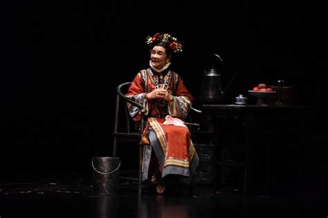 北京人藝《正紅旗下》首演展現新京味，濮存昕化身「老舍」將故事娓娓道來 每日頭條