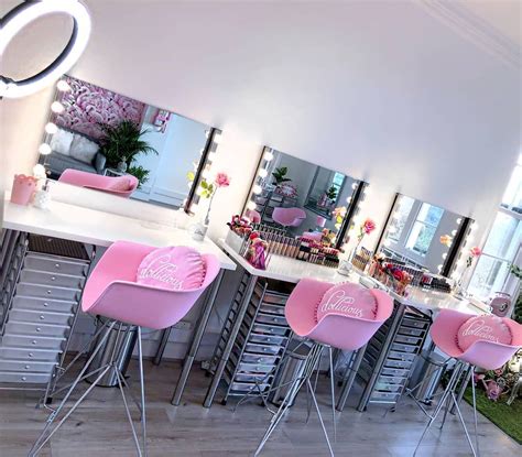 На данном изображении может находиться в помещении Beauty Bar Salon