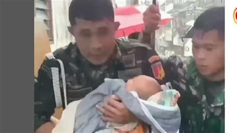 Aksi Anggota TNI Selamatkan Bayi Bayi Korban Banjir Di Manado Dengan