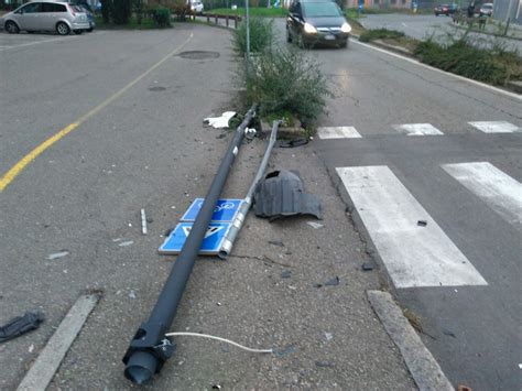 Sbanda E Abbatte Con La Sua Auto Un Palo Della Luce E Un Cartello In