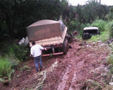 Carreta Carregada Com Adubo Tenta Desviar De Buraco E Sai Da Pista