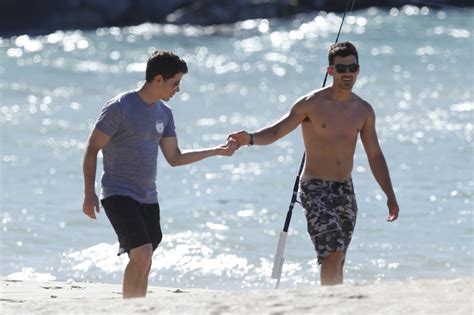 The Jonas Blog Joe Y Nick Jonas Paseando Por La Playa