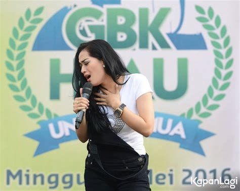 Hot Sexy Tiara Dewi Bikini Pics