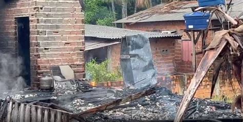 Casa Foi Consumida Pelo Fogo Após Ser Atingida Por Raio Em Macapá