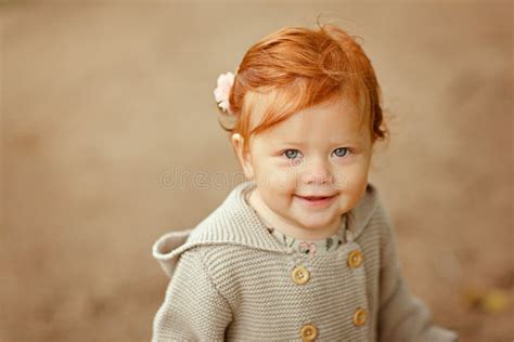 B B Roux Souriant Portrait En Gros Plan Photo Stock Image Du