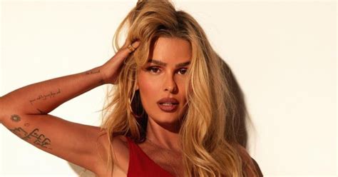 Yasmin Brunet sensualiza e puxa biquíni no limite em nova foto nas