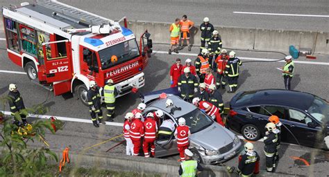 Feuerwehreinsatz Nach Verkehrsunfall Auf Der A8 Feuerwehr Thalheim At