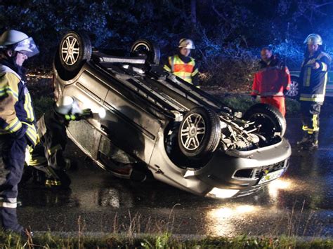 Unfall auf B318 19 Jähriger will Tier ausweichen überschlägt sich mit Auto