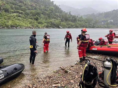 温州一男子溺水失联两天，救援人员：山洪导致搜救困难 下潜 河面上 水流