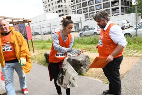 Lyon Clean Walk Les Salari S De La Confluence Mettent La Main L