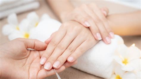 Cuánto tiempo debes dejar descansar las uñas según manicuristas