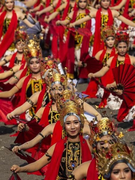 Tari Gandrung Sejarah Properti Gerakan Dan Pola Lantai