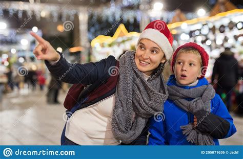 Ni O Preadolescente Sonriente Caminando Con Madre En El Mercado De La