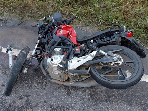 Motociclista tenta fugir da PM bate de frente em caminhão e morre na