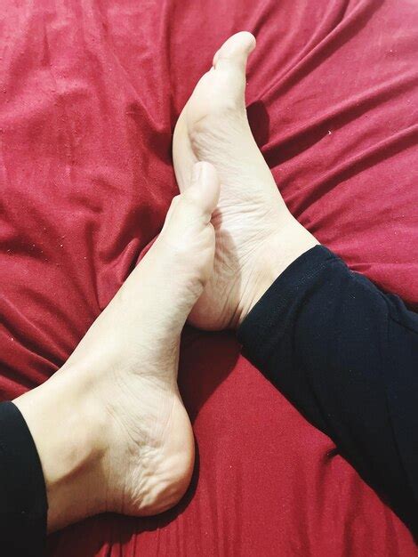 premium photo pies tiernos