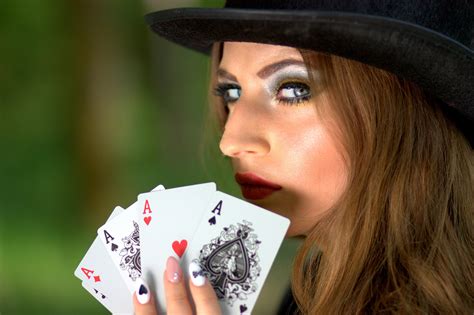 gambar  gadis kartu  hidung keberuntungan puncak poker