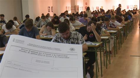 Alumnos Se Examinan De La Selectividad En La Nuc A Youtube