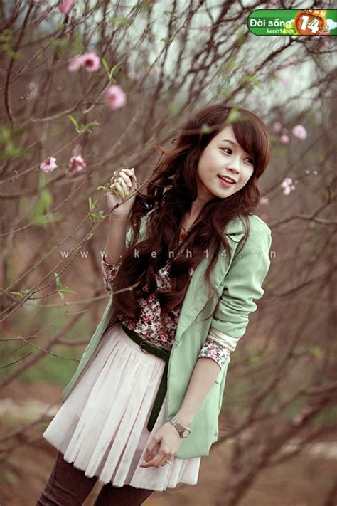 Ng M C C Hot Girl Xinh Lung Linh Pose Nh B N Hoa O