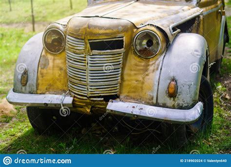 Vintage Oxidado Coche De Pasajeros En El Parque Foto De Archivo