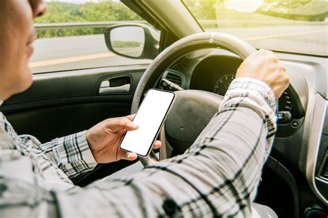 Homem Usando Seu Telefone Enquanto Dirige Pessoa Segurando O Celular E