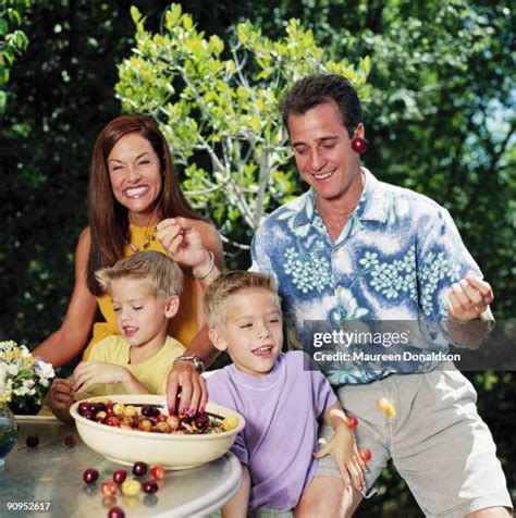 Dylan And Cole Sprouse Parents Photos And Premium High Res Pictures