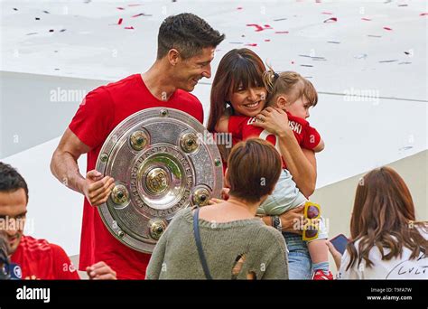 Robert Lewandowski And Wife Anna Lewandowski Hi Res Stock Photography