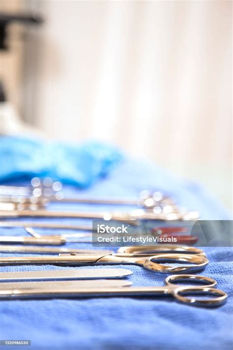 Medis Otopsi Atau Alat Bedah Mikroskop Di Latar Belakang Dengan Alat Bedah Di Latar Depan Foto