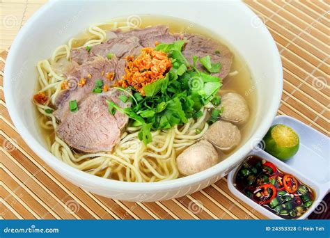 Sopa De Macarronete Do Guisado Da Carne Foto De Stock Imagem De