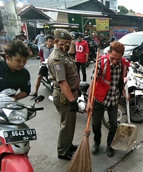 Tak Gunakan Masker Dua Pelanggar Kabur Terjaring Disanksi Menyapu