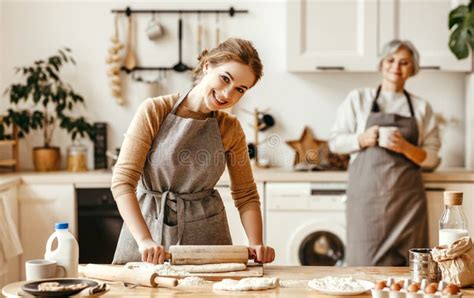 Feliz Familia Abuela Vieja Madre Suegra Y Nuera Hija Cocinar En Cocina