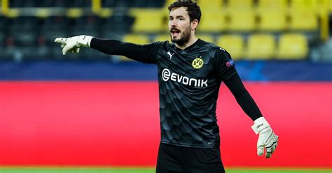 Goleiro Su O Roman B Rki Do Borussia Dortmund Fecha Acordo Para