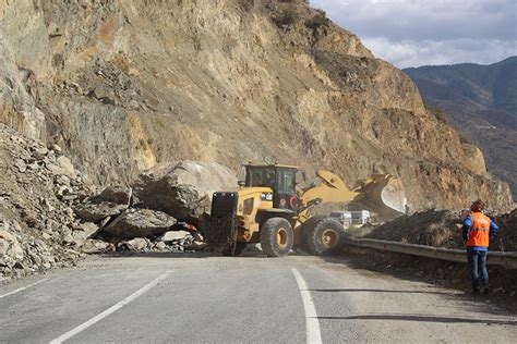 Heyelan Sonucu Tek Eridin Kullan Ld Artvin Ardahan Kara Yolunda