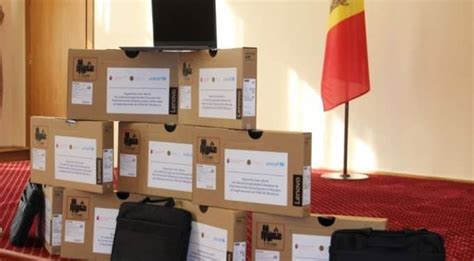 Unicef Doneaz Laptopuri I Pachete De Suport Colilor Din Rep Moldova