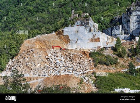 Las famosas canteras de mármol blanco Carrara en los Alpes Apuanos