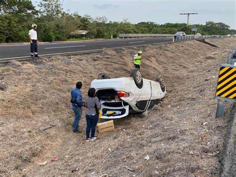 Vuelca Conductor Sobre La Autopista C Rdoba Veracruz