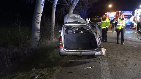 NonstopNews Vollbesetztes Auto schleudert gegen mehrere Bäume Vier