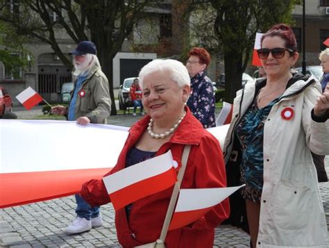 Przeszli ze stumetrową flagą przez ulicę 3 Maja Dzień Flagi we Włocławku